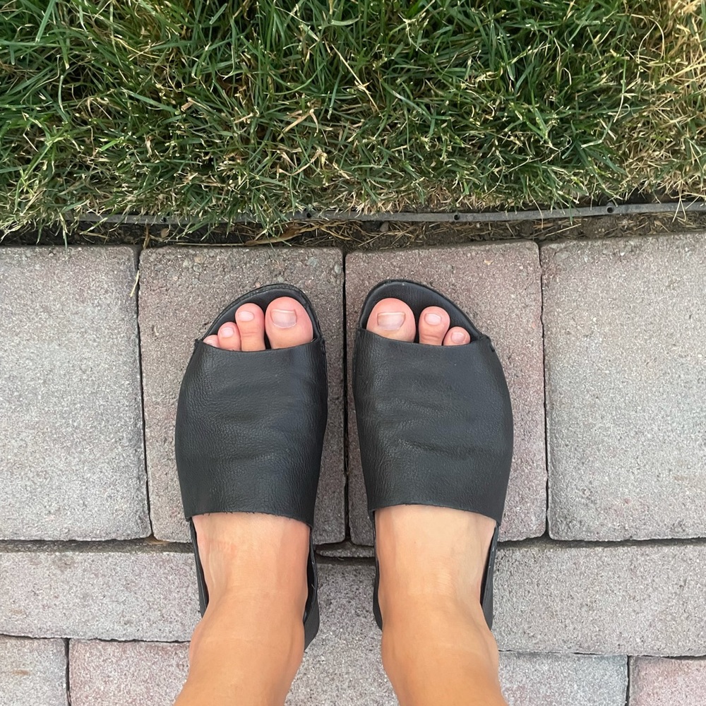 KENNETH COLE Gentle Souls Black Leather Sandals